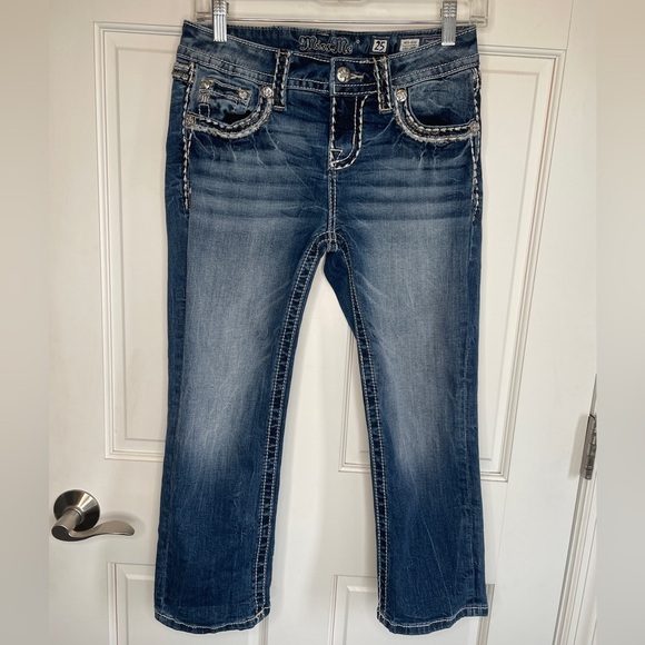 Miss Me Women’s Mid Rise Easy Cropped Denim Sz 25 Thick Stitch Embellished Logo - Picture 1 of 16